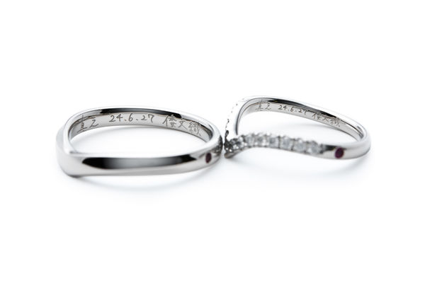 V字シルエットのふたひねりとハーフエタニティの結婚指輪