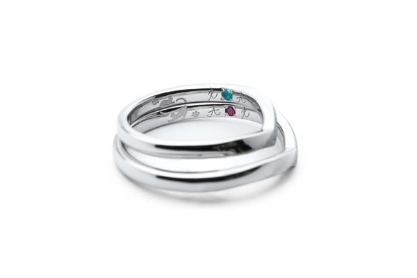 V字のふたひねりにブルーダイヤモンドがおしゃれな結婚指輪