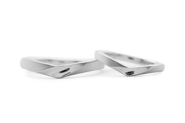 ツヤとマットの質感が綺麗なVシェイプふたひねりの手作り結婚指輪