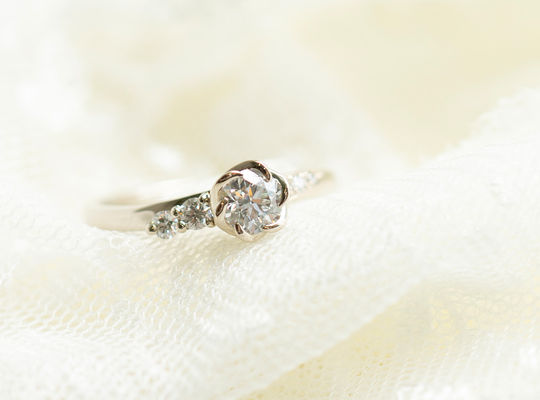 アンティークな婚約指輪の魅力と選び方
