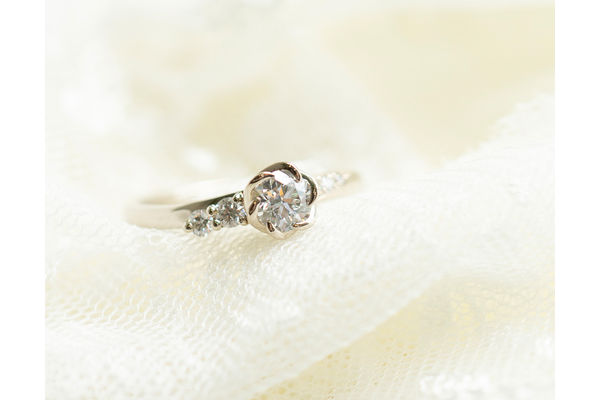 アンティークな婚約指輪の魅力と選び方