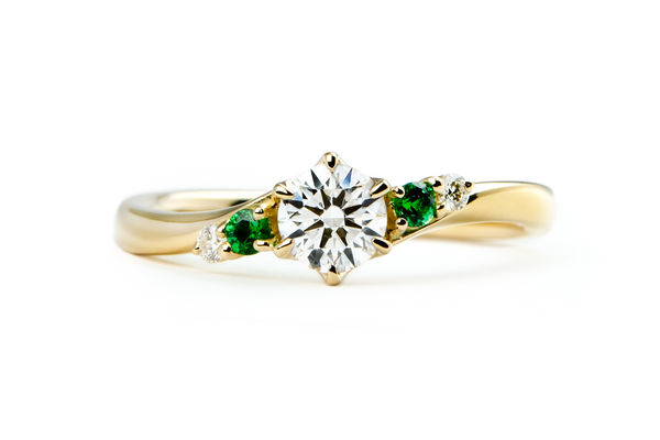 イエローゴールドとエメラルドのオーダーメイド婚約指輪