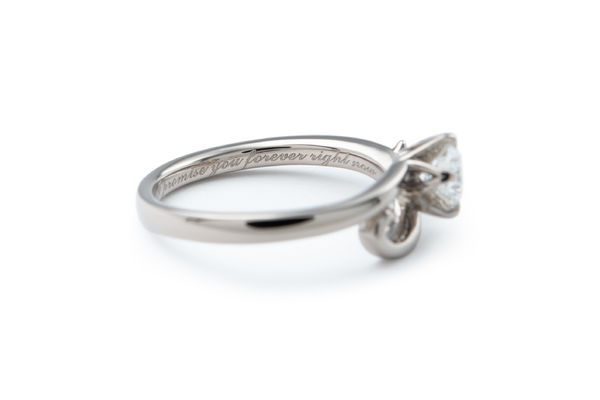 シャンパンゴールドとピンクダイヤモンドのお花デザインのオーダーメイド婚約指輪