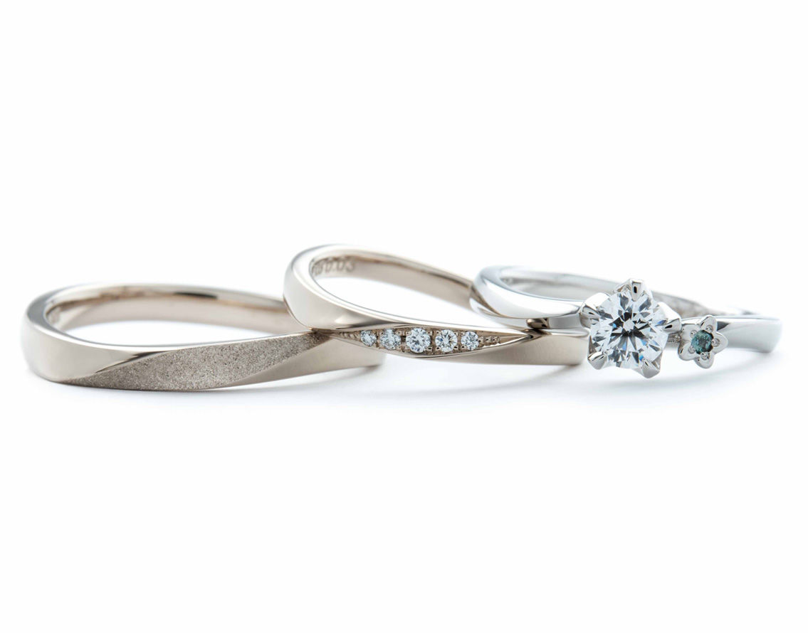 お花の婚約指輪とシャンパンゴールドの結婚指輪のセットリング