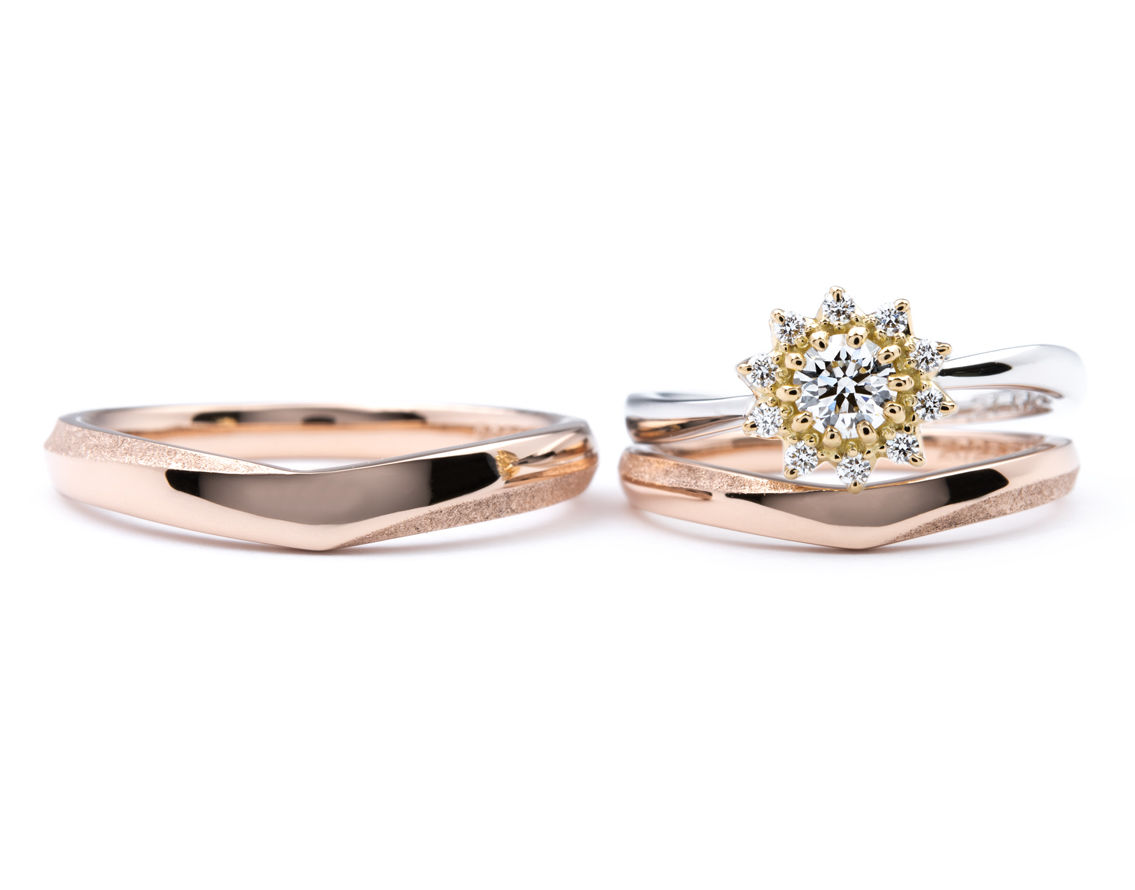ローズゴールドの結婚指輪とひまわりの婚約指輪