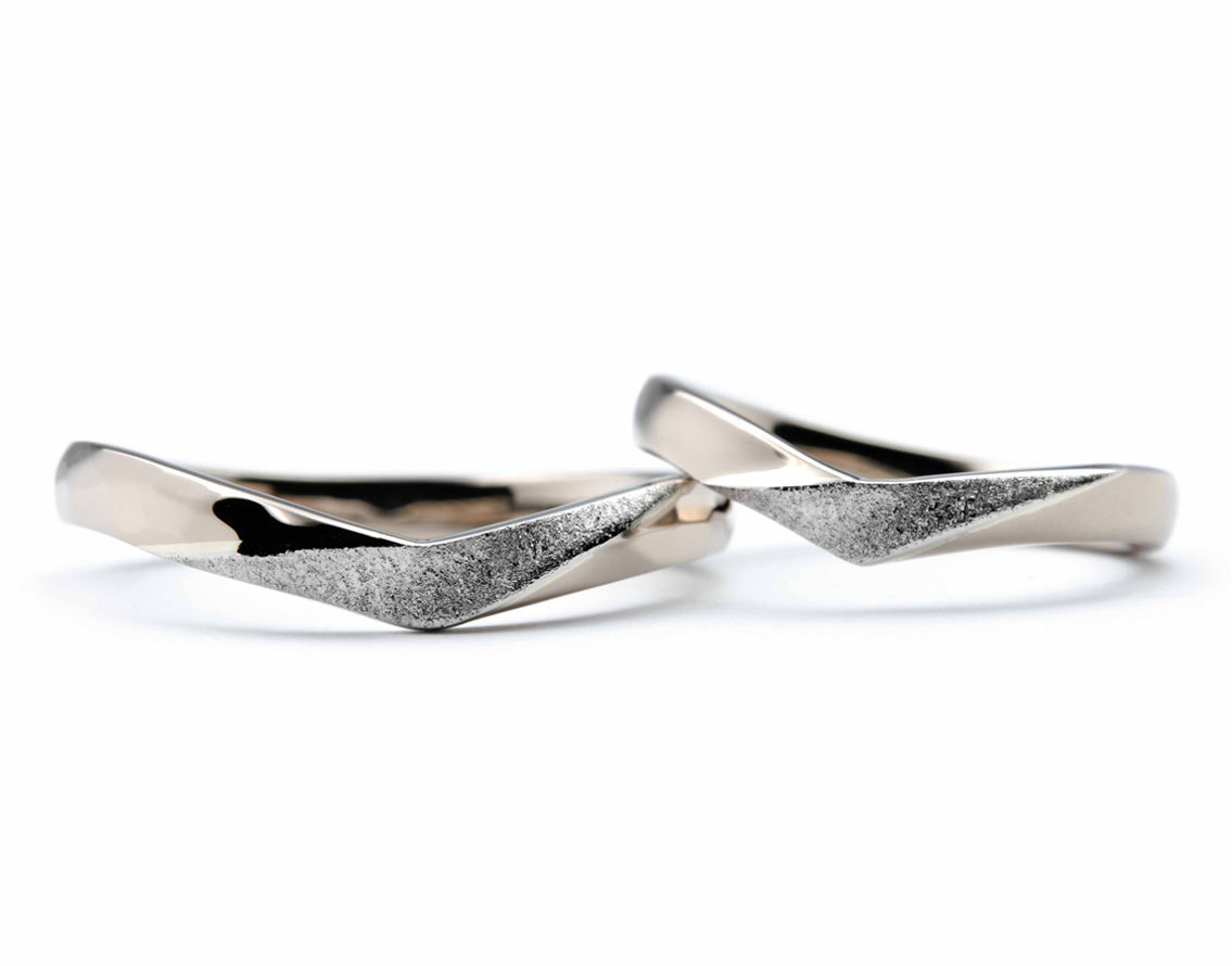 シャンパンゴールドとプラチナのコンビネーションが綺麗なオーダーメイド結婚指輪