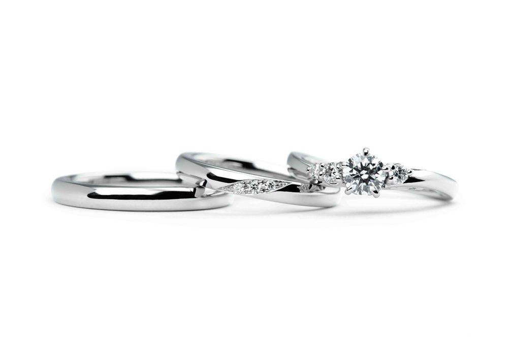 大ぶりのダイヤモンドが華やかな婚約指輪とシンプルなプラチナの結婚指輪