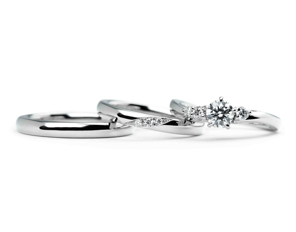 大ぶりのダイヤモンドが華やかな婚約指輪とシンプルなプラチナの結婚指輪