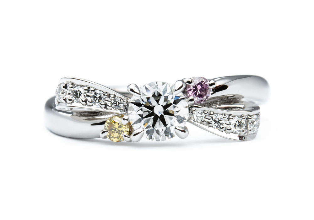 ピンクダイヤモンドとイエローダイヤモンドが美しいリボンの婚約指輪