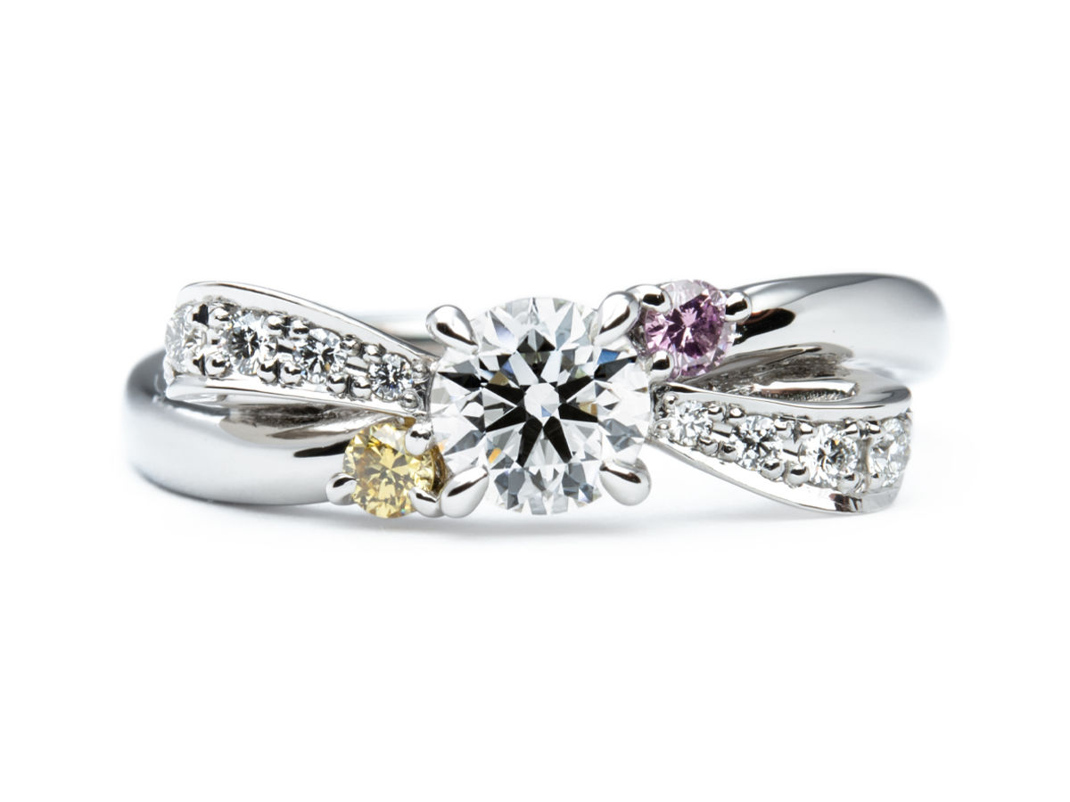 ピンクダイヤモンドとイエローダイヤモンドが美しいリボンの婚約指輪