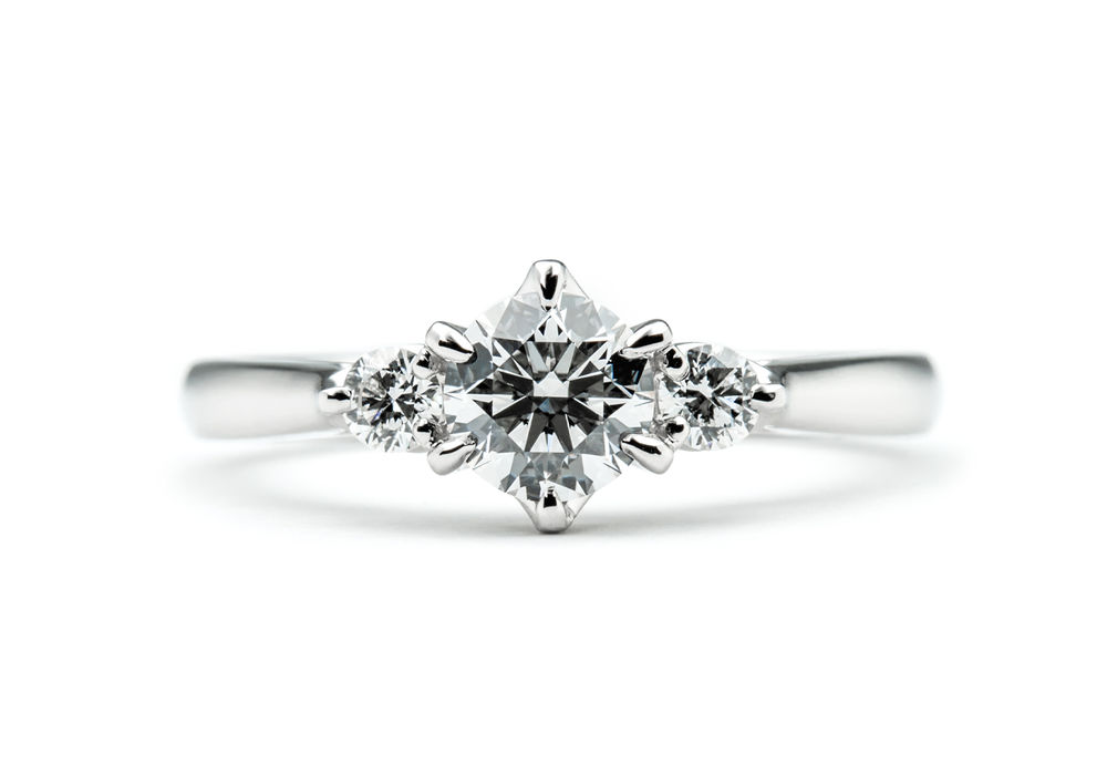 側面の透かしが美しいダブルサイドメレの婚約指輪