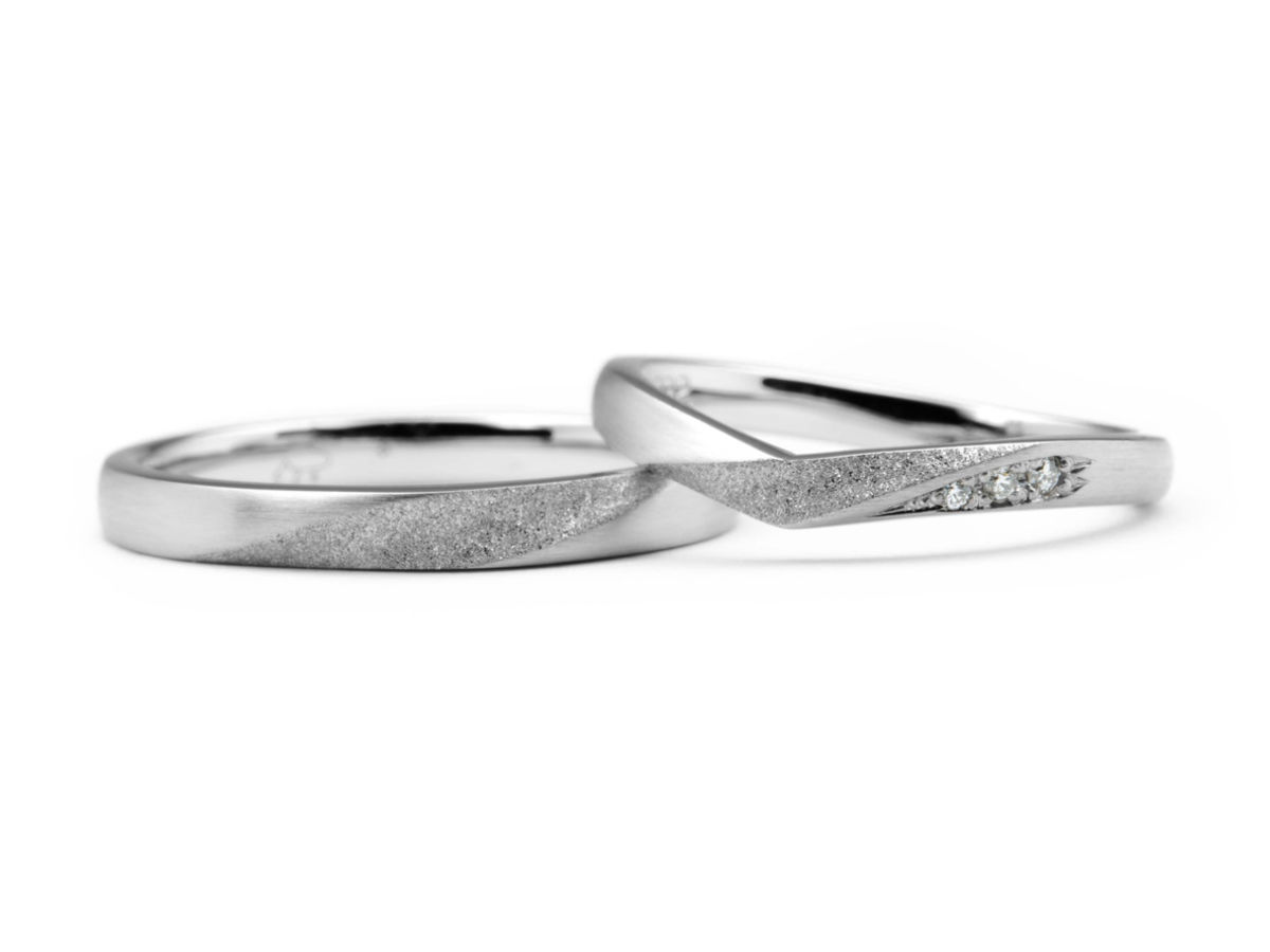 ひねりのデザインと加工をお揃いにしたストレート&V字の手作り結婚指輪