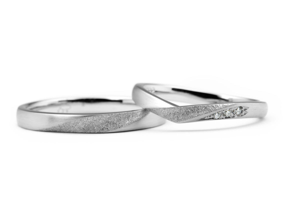ひねりのデザインと加工をお揃いにしたストレート&V字の手作り結婚指輪