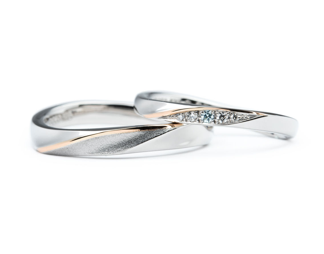 赤い糸加工とアイスブルーダイヤモンドが輝くオーダーメイド結婚指輪