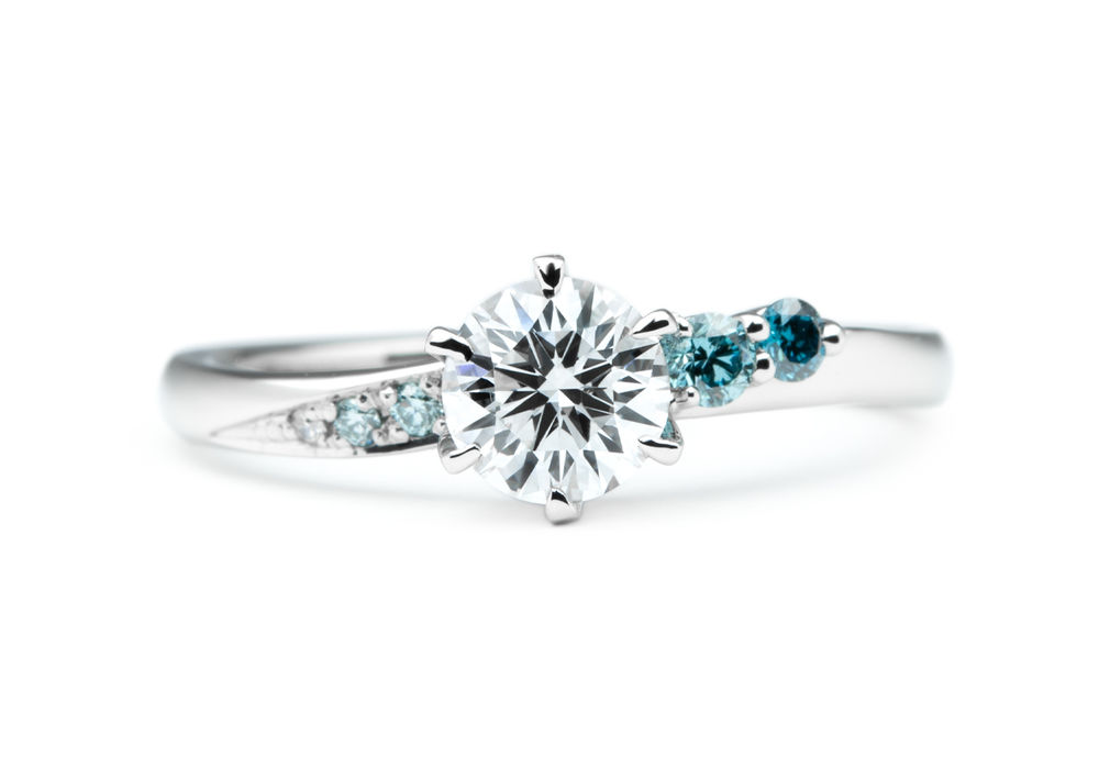 全体のブルーグラデーションが美しいオーダーメイド婚約指輪