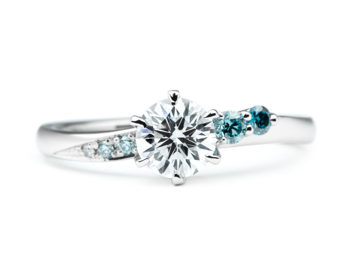 全体のブルーグラデーションが美しいオーダーメイド婚約指輪