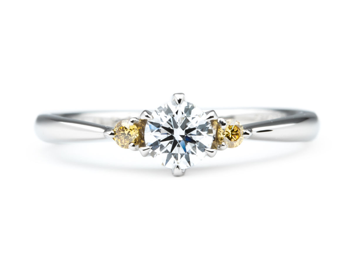 イエローダイヤモンドが華やかなオーダーメイド婚約指輪