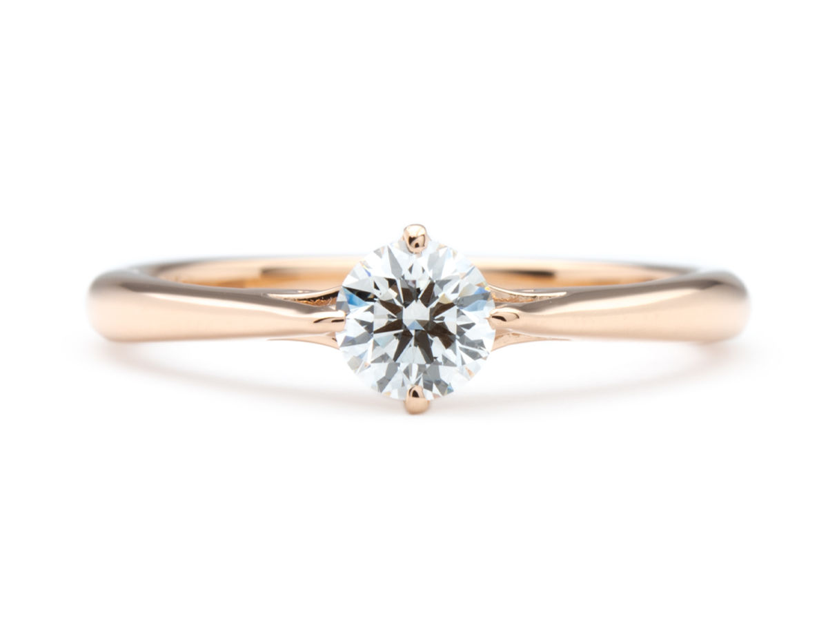 スタイリッシュでシンプルなピンクゴールドのオーダーメイド婚約指輪