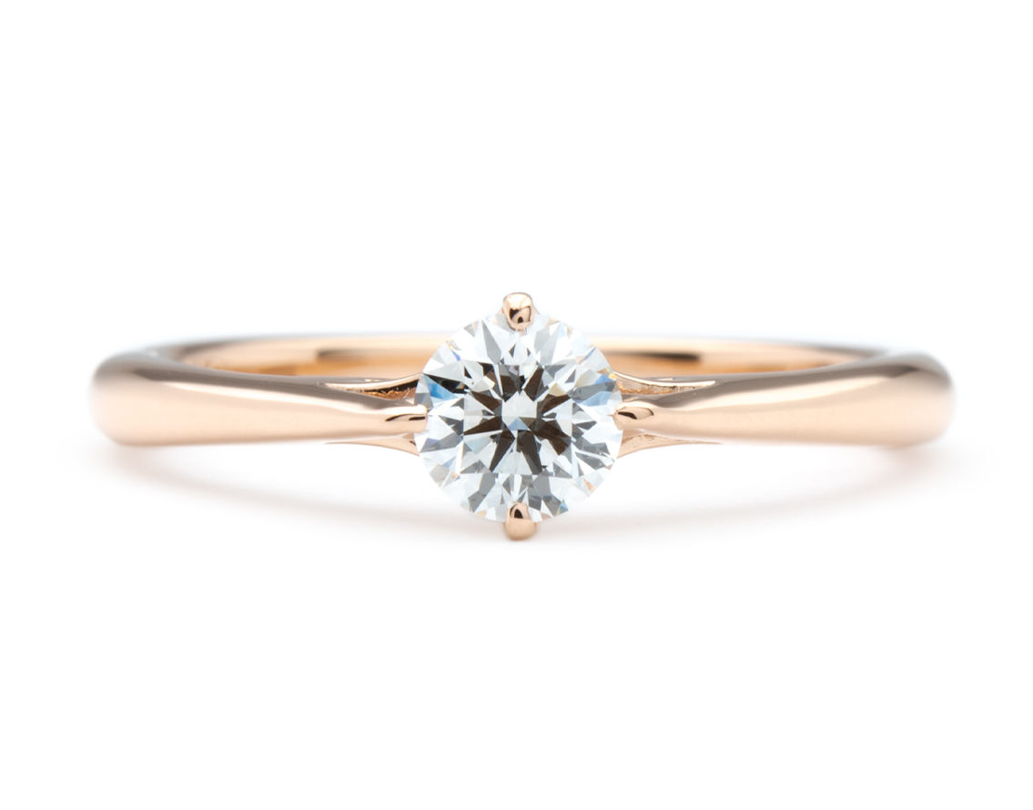 スタイリッシュでシンプルなピンクゴールドのオーダーメイド婚約指輪