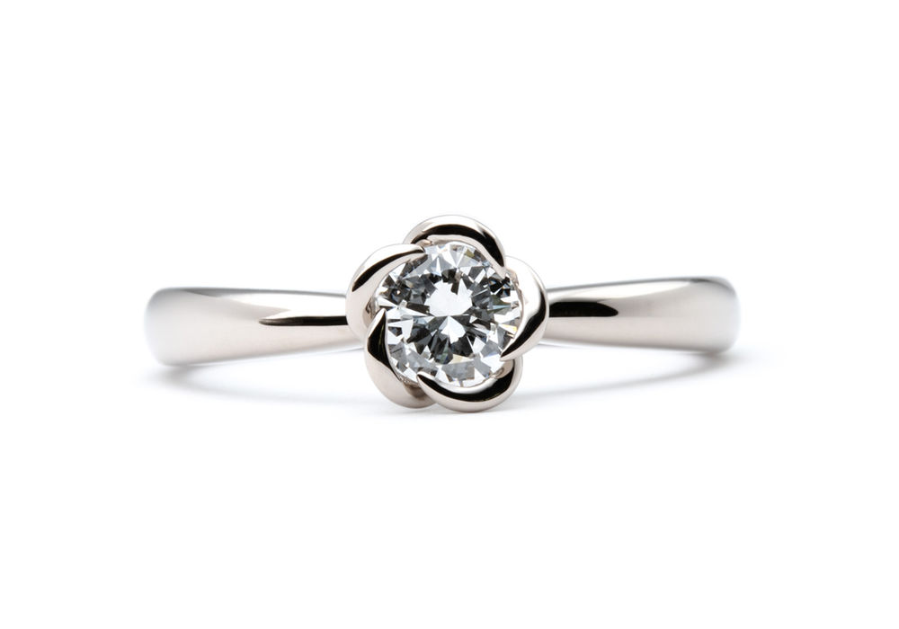 お祖母様から受け継いだダイヤモンドで作るお花の婚約指輪