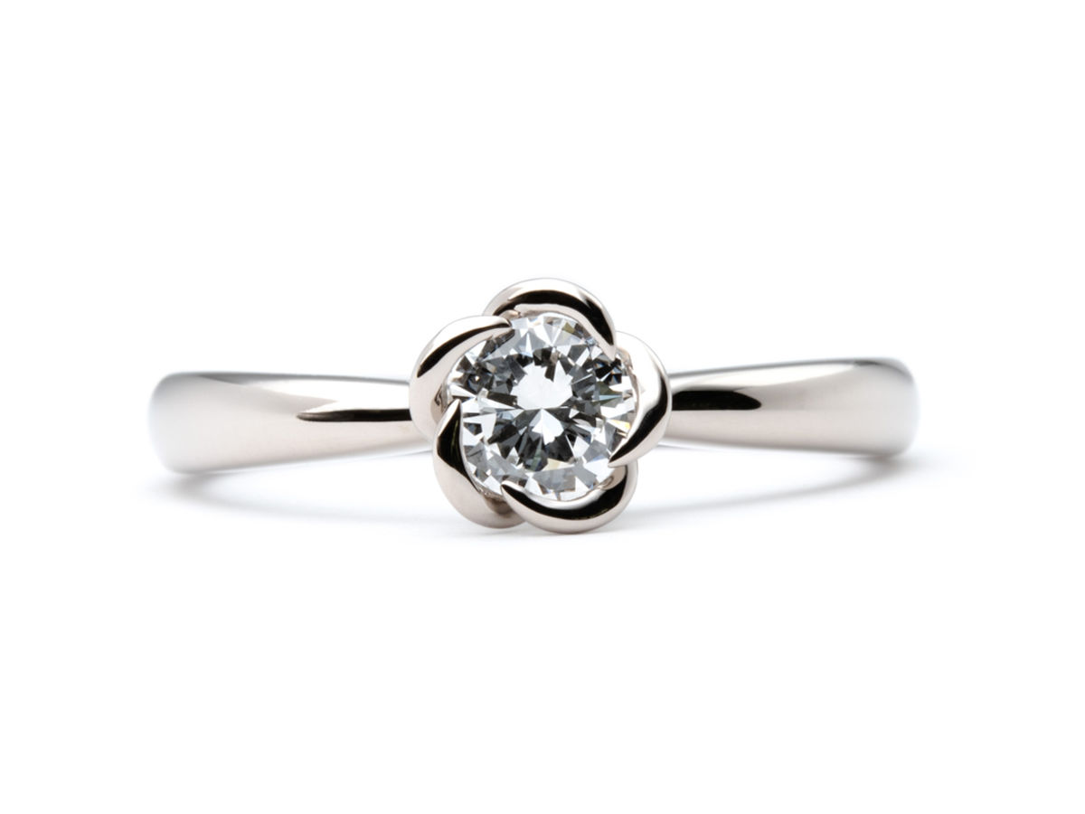 お祖母様から受け継いだダイヤモンドで作るお花の婚約指輪