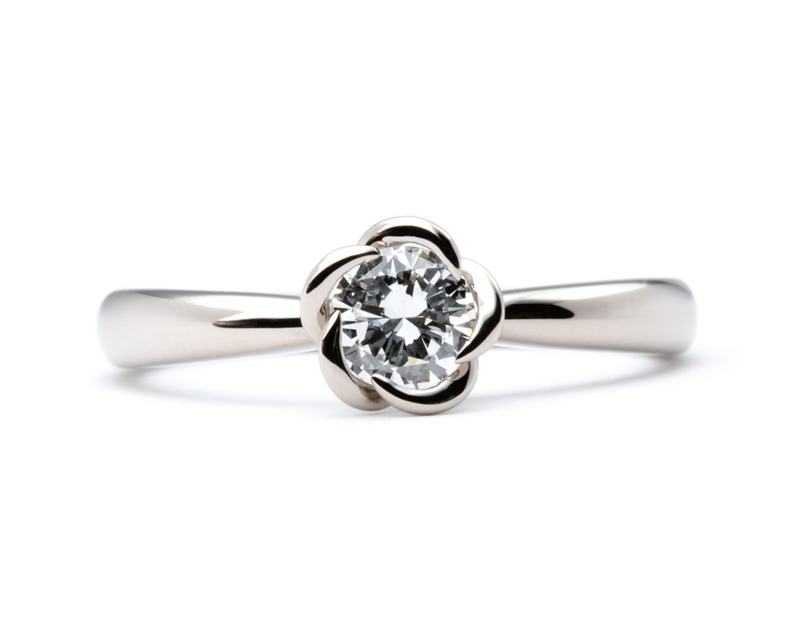 お祖母様から受け継いだダイヤモンドで作るお花の婚約指輪
