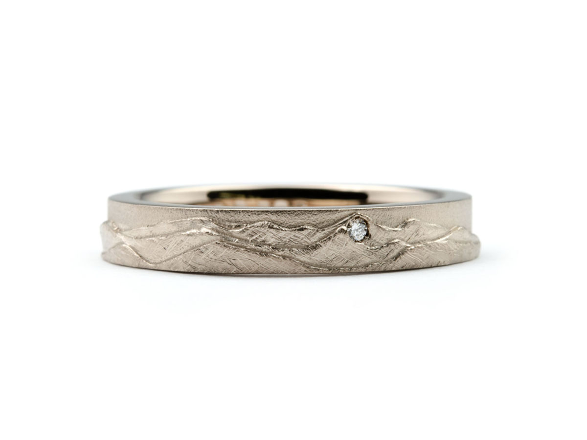 山の頂上にダイヤモンドが輝くオーダーメイド婚約指輪