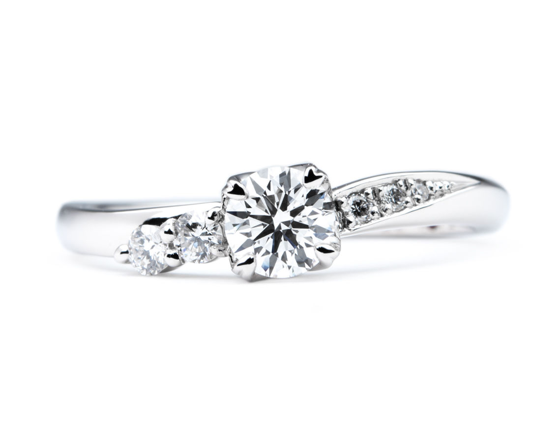 さりげないハートをモチーフにしたオーダーメイド婚約指輪