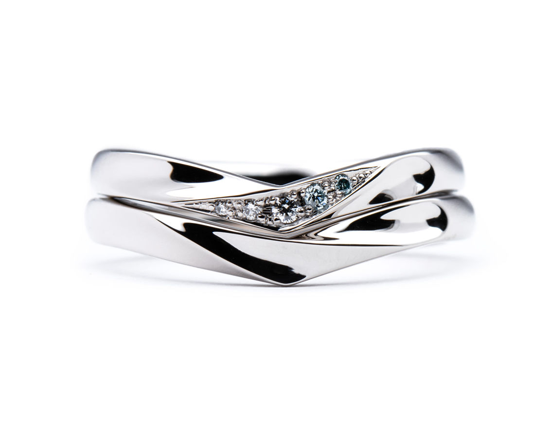 重なるハートとアイスブルーダイヤが素敵な結婚指輪