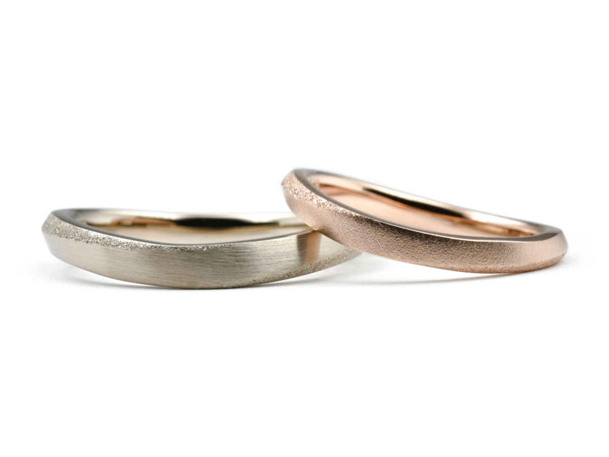 スターダスト加工とマット加工を組み合わせたひねりの手作り結婚指輪