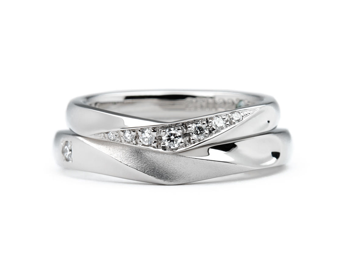 重ねてハートが浮かび上がるふたひねりの手作り結婚指輪