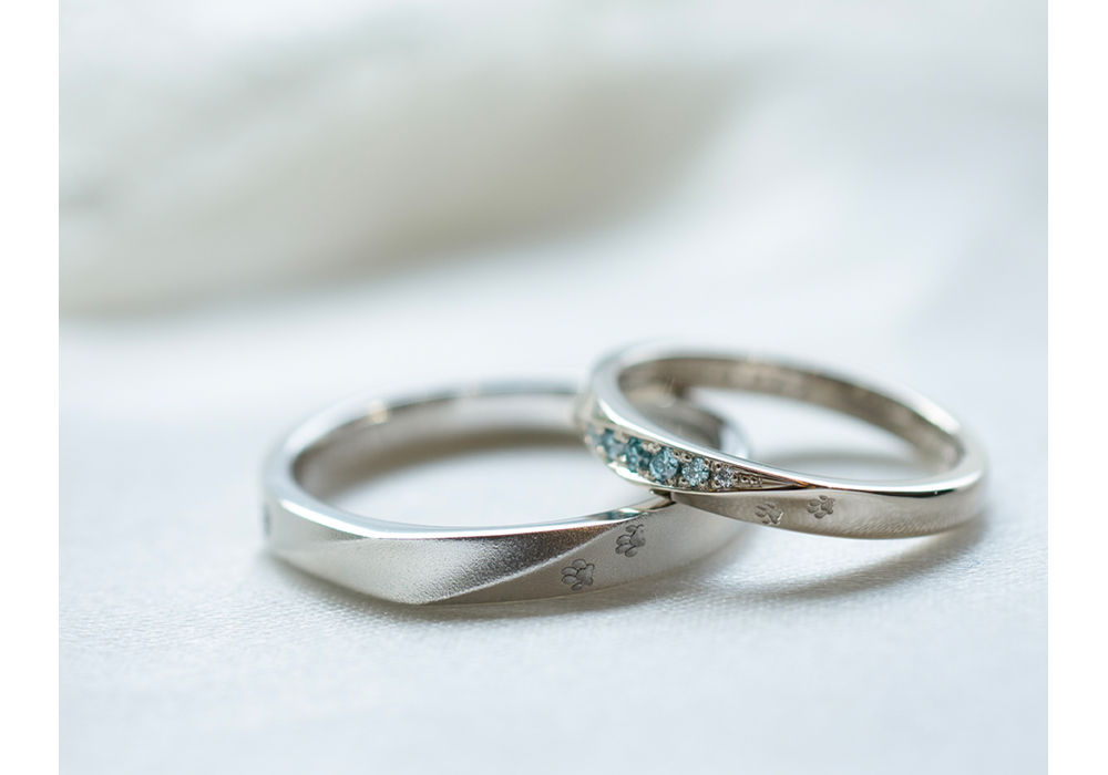 アイスブルーダイヤと猫ちゃんの足跡が愛らしいオーダーメイド結婚指輪
