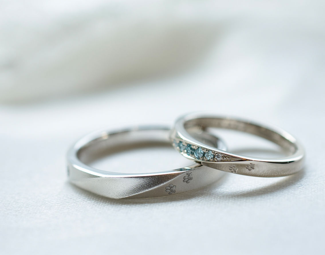 アイスブルーダイヤと猫ちゃんの足跡が愛らしいオーダーメイド結婚指輪