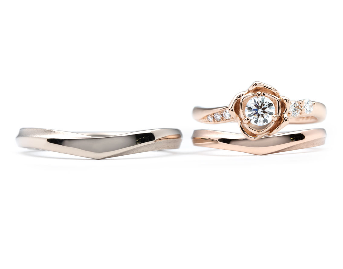 バラの婚約指輪とV字ひねりのオーダーメイドセットリング