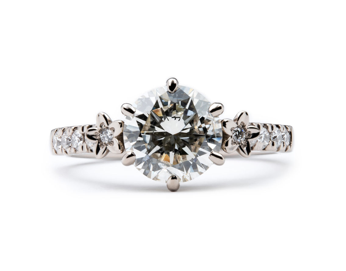 1.2ctのダイヤモンドを留めたお花がかわいい婚約指輪