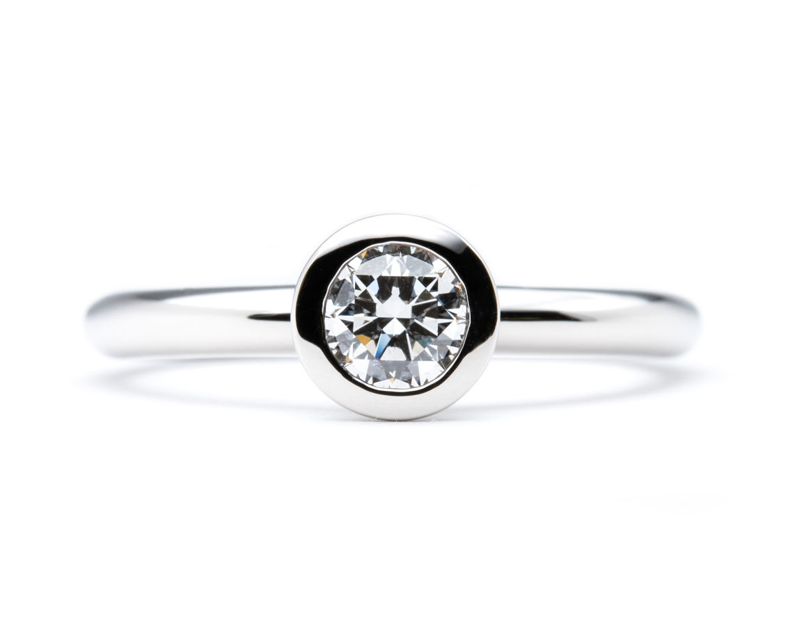 爪のないシャープなデザインが素敵なオーダーメイド婚約指輪