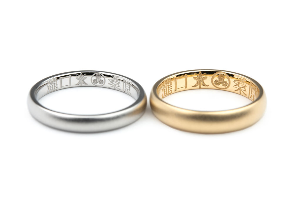 御両家の家紋が入ったオーダーメイド結婚指輪