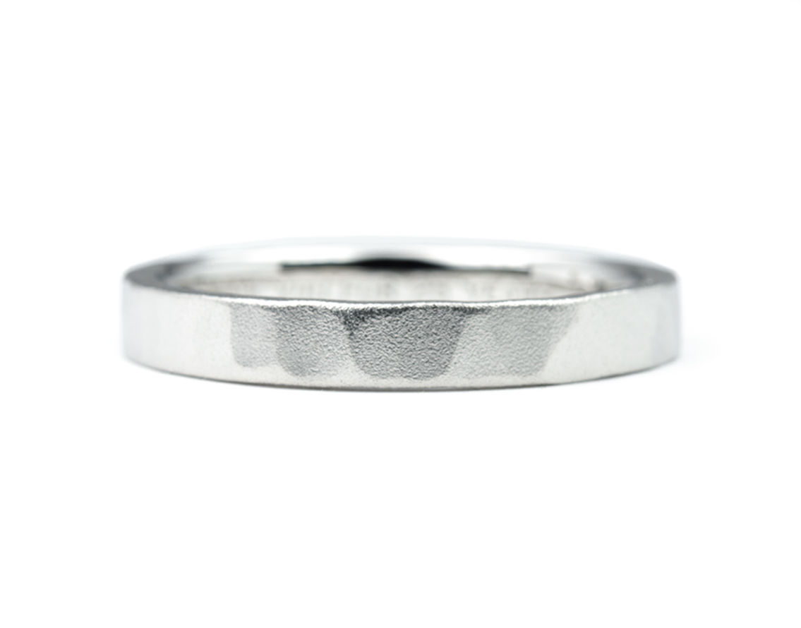 大きめハンマーとマットな質感で作る25周年記念の手作り結婚指輪