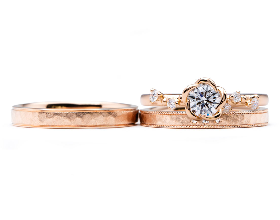 ダイヤが散りばめられた婚約指輪とアンティークな結婚指輪のオーダーメイドセットリング