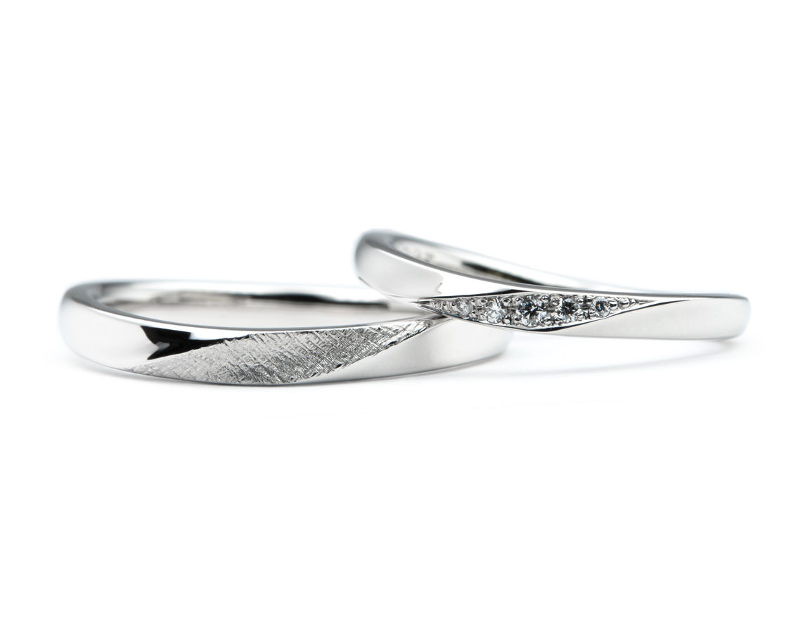 ウェーブひねりにシルク加工とダイヤモンドを留めた手作り結婚指輪