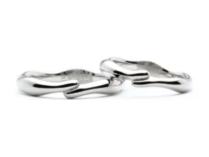 柔らかな丸みと手を取り合うふたりのようなデザインが個性的な手作り結婚指輪