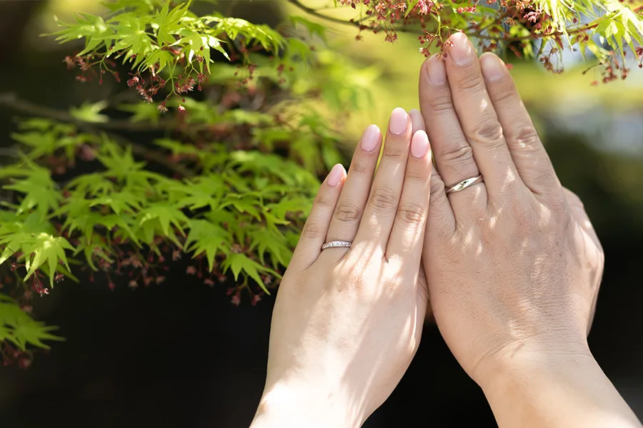 結婚指輪を着けたおふたりの手元
