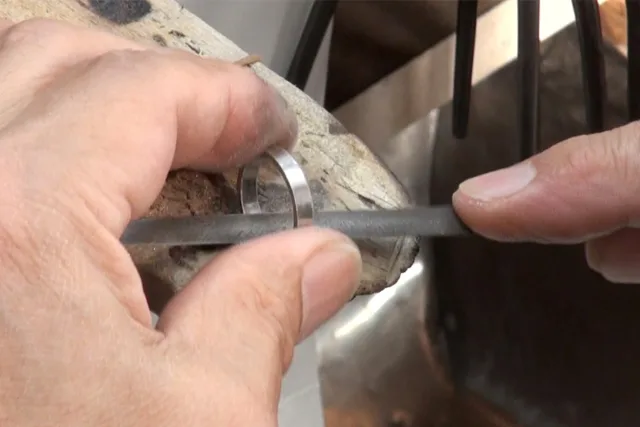 ヤスリで指輪を磨く研磨作業