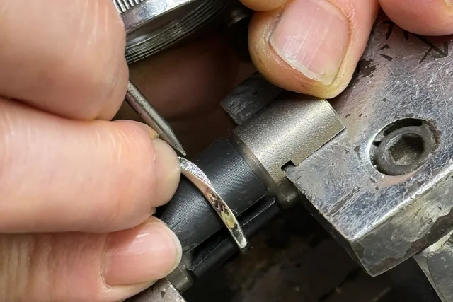 タガネを使った石留め作業