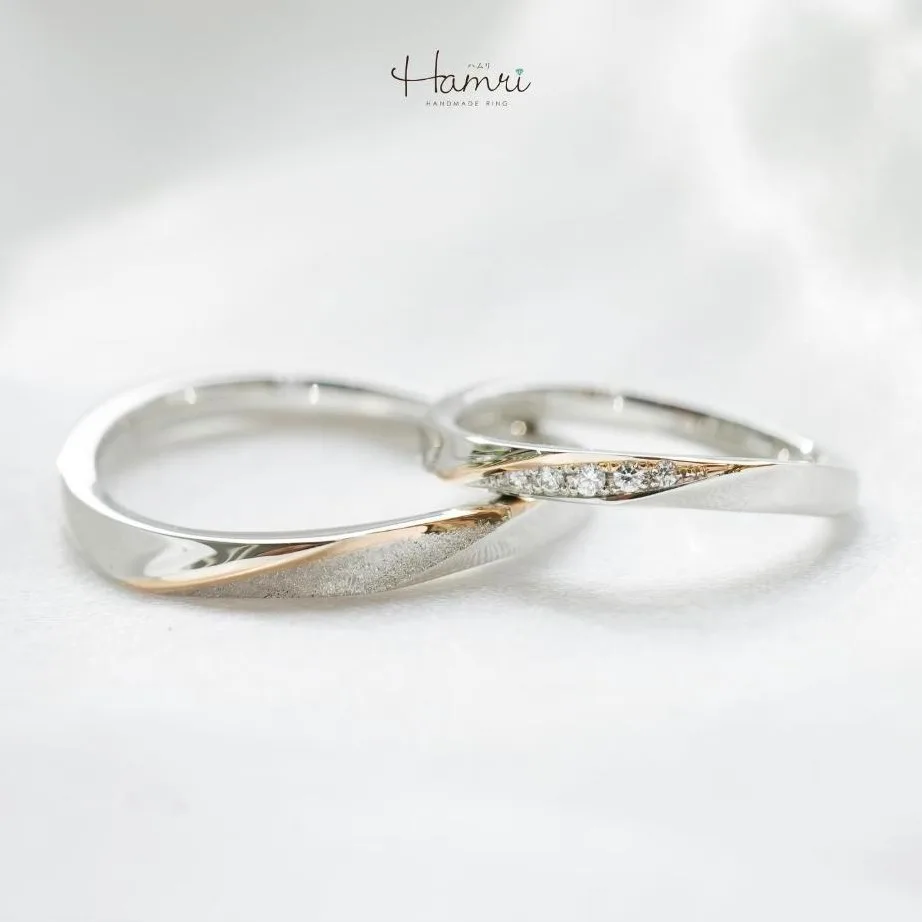 ピンクゴールドのラインが入った手作り結婚指輪