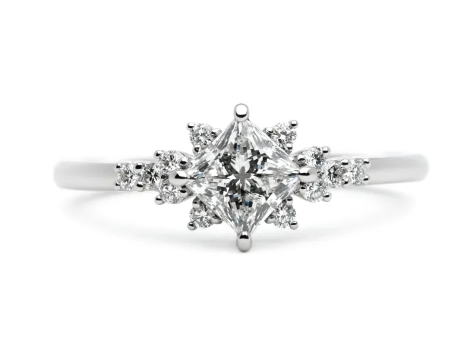 プリンセスカットのダイヤモンドを使った婚約指輪