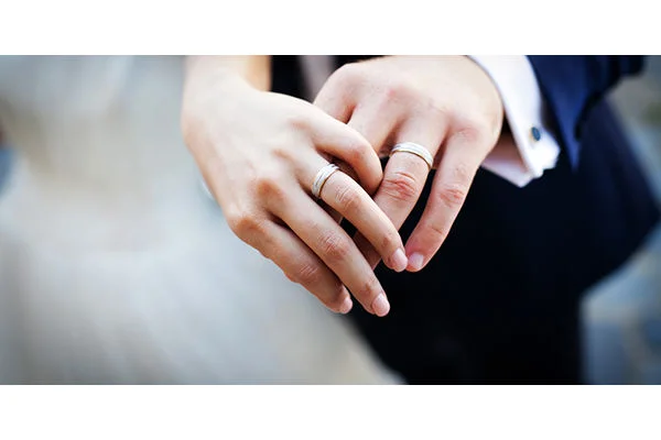 指をより美しく見せてくれる結婚指輪のデザインは？