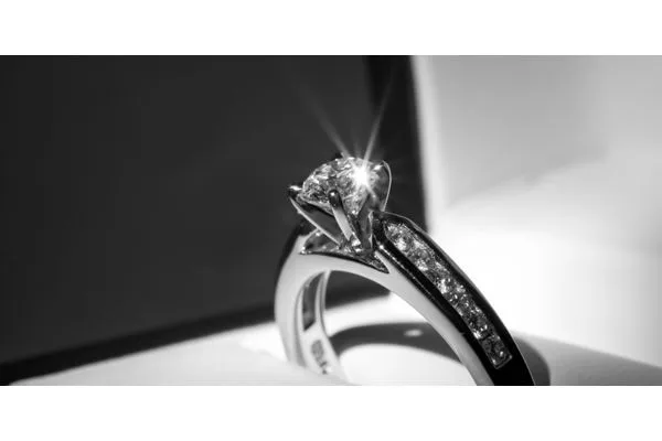 2つ必要なの？ 結婚指輪と婚約指輪の違い