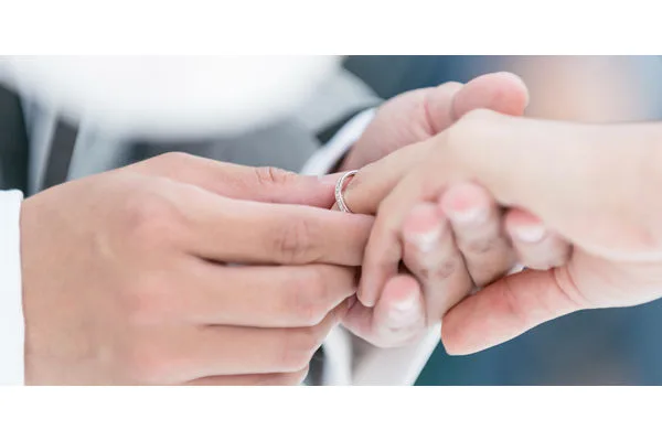 結婚指輪を「左手の薬指」につけるのはなぜ？