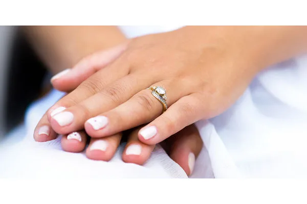 重ね着けがトレンド！ 結婚指輪に重ねやすい婚約指輪を選ぼう